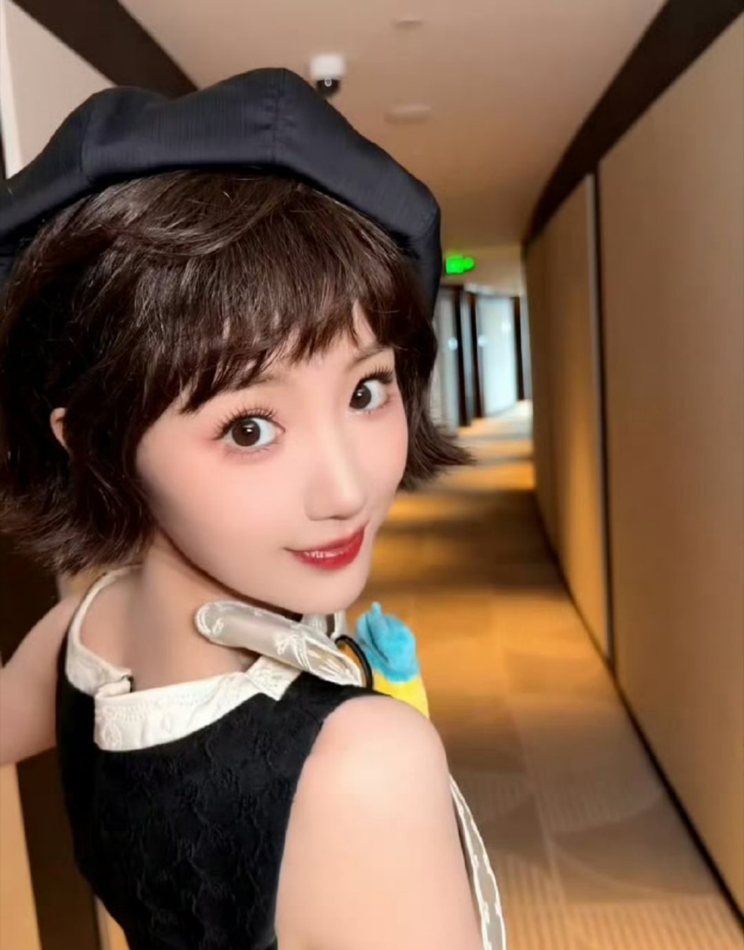 毛晓彤短发好俏皮毛晓彤二月二剪短发都说短发是检验颜值的标准，毛晓彤这次直接交出满