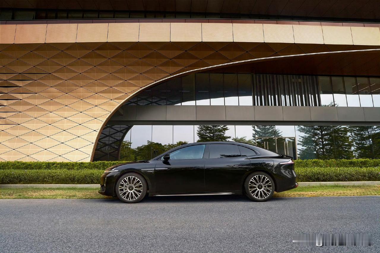 谁懂啊！跑高速既要盯着路况又要回消息，手忙脚乱的日子终于要变了！广汽昊铂A800