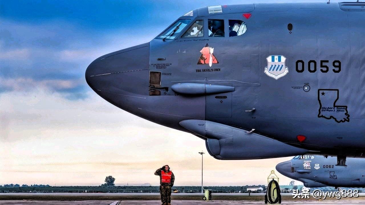 国防专栏作家、追溯了波音B-52“同温层堡垒”轰炸机从冷战时期的核威慑力量到在“