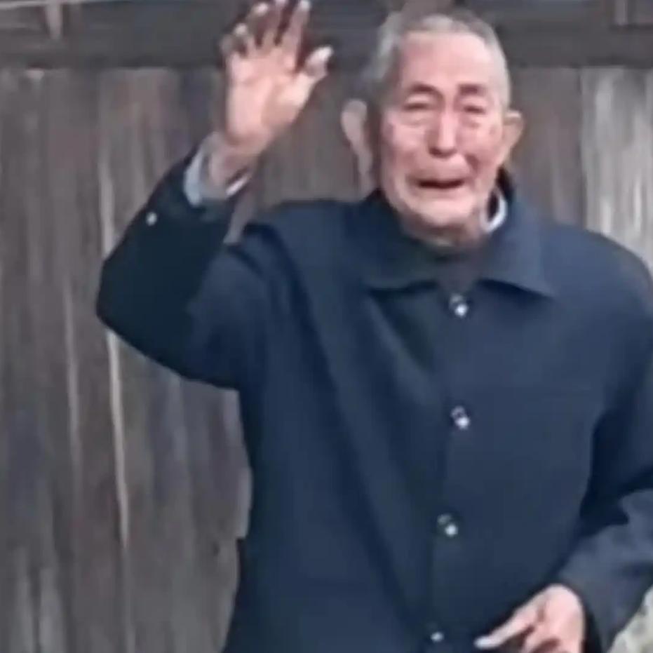 2月20日，贵州遵义的一幕监控画面触动了无数网友。大年初一，当孙子梁先生因工作匆