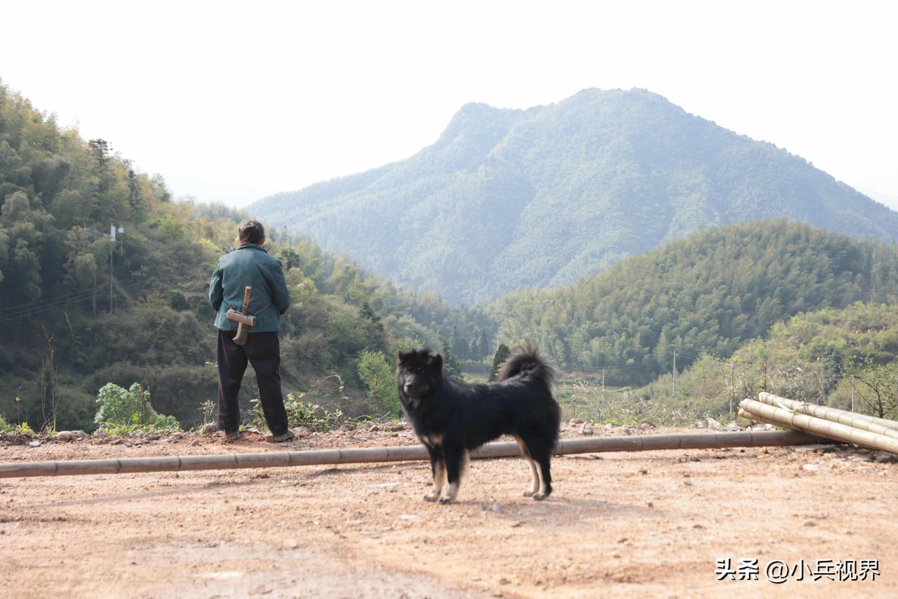 《山民的刀》
刀和刀鞘，是山里人进山的必备之物。带刀进山，以此营生，日子就这样一