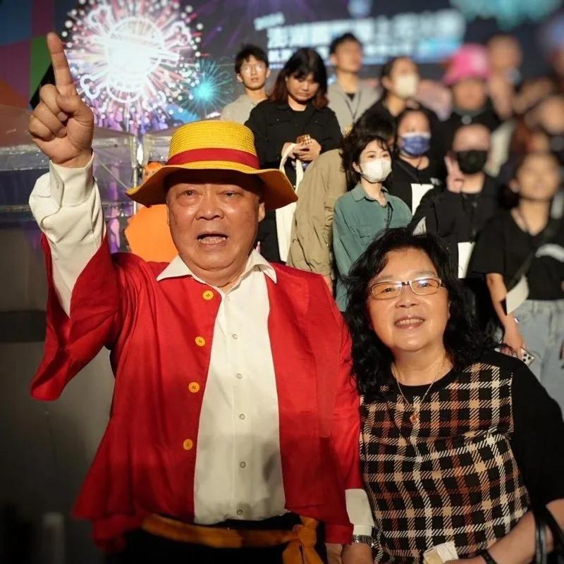 民进党澎湖县长陈光复昏迷3个月 支持者街头挂看板拱妻“代夫出征”
澎湖县长陈光复