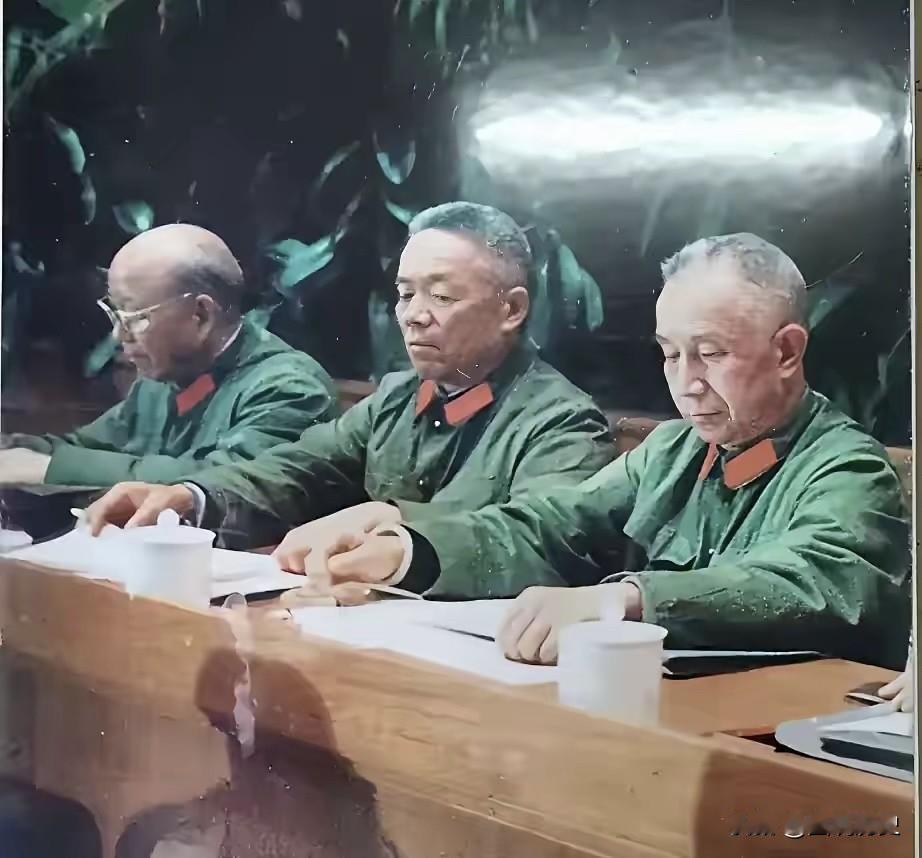 三位开国元勋

在1977年在北京召开的一次军事会议上，三位老将军，开国元勋留下