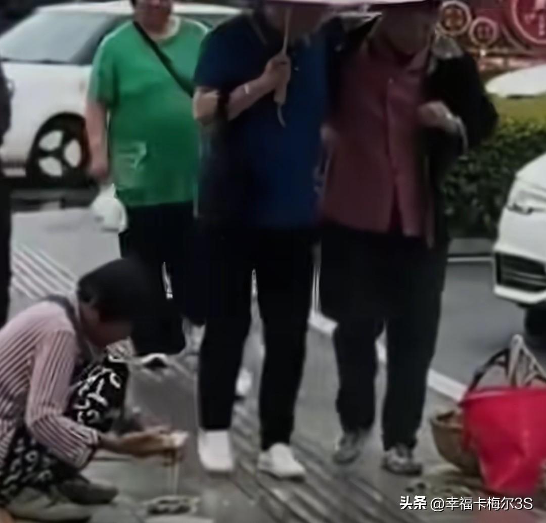 路人一脚踹翻老奶奶盒饭，连句道歉都不肯说，只是解释我没有看见，看得人心里堵得慌