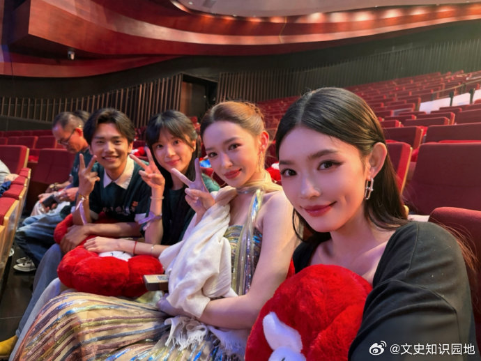 刘昊然董子健程潇都在求工作2026 年微博电影之夜的舞台上，三位顶流艺人的发言打