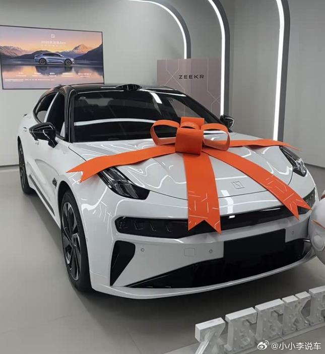 周末，开着极氪001带家人一起共同出游。001的超大后备箱可以轻松装下所有行李和