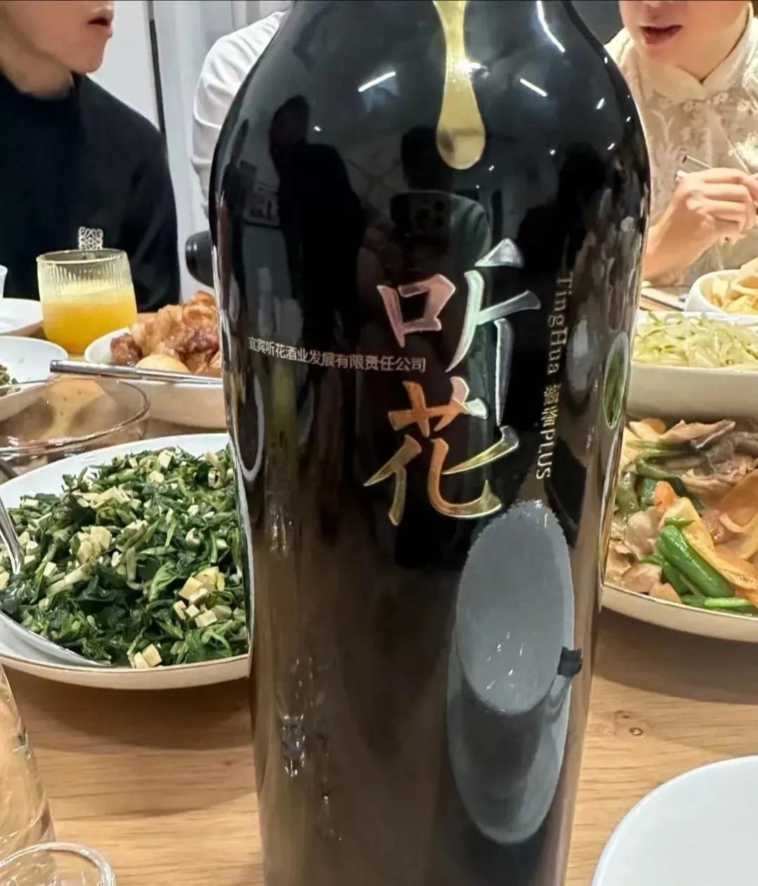 听花酒，挺有诗意的。但头一次听说。幸亏咱穷，没有消费过。5万一瓶，咱一年的工资。