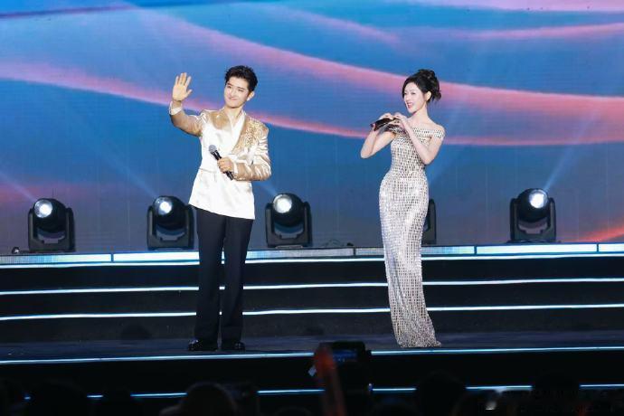 张天爱身材线条2026东港群星演唱会 张天爱身材线条，这直角肩是真实存在的吗，我