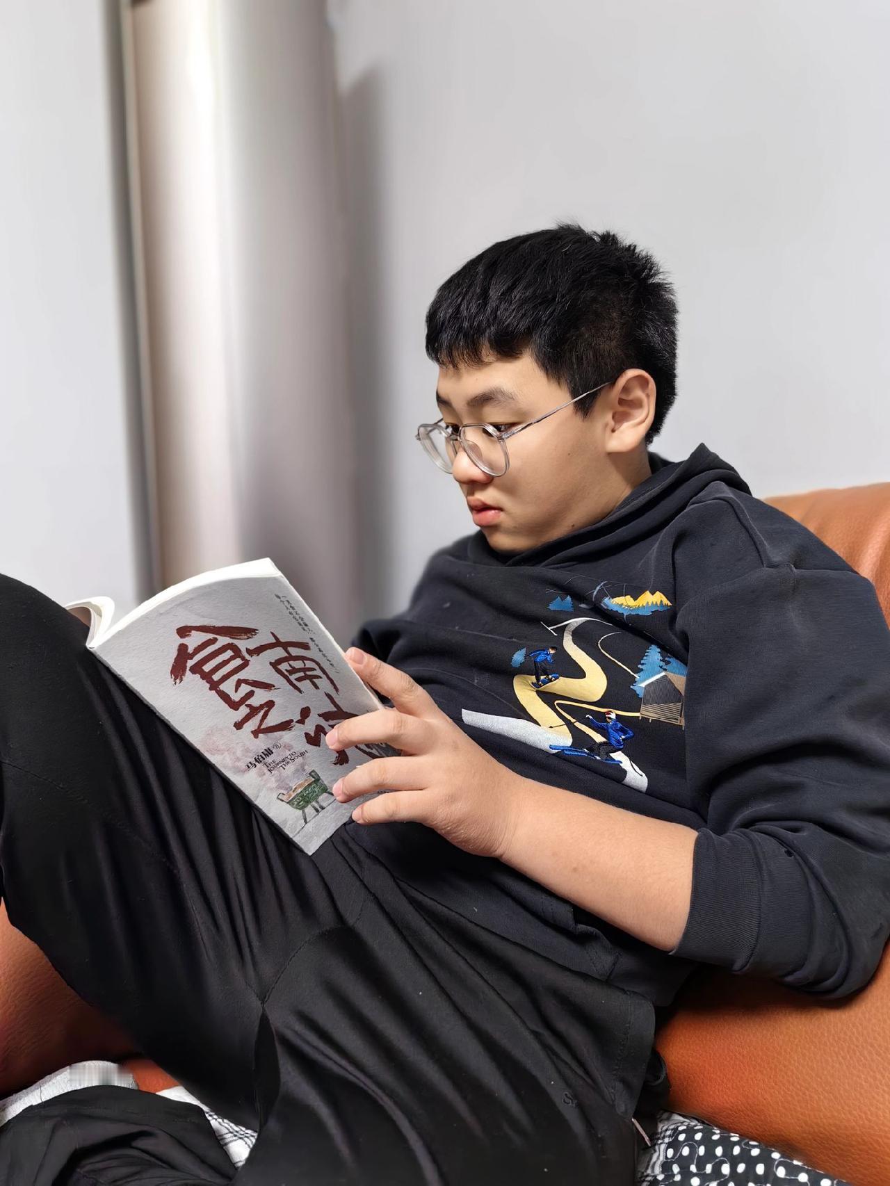 马伯庸也是出息了。手里拿的是臭小子自行下单的第1本书。