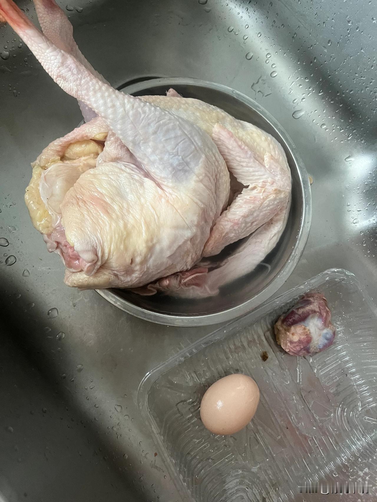 杀鸡取卵
朋友送给我一只鸡🐔
母鸡
一掏内脏
硬邦邦的
果然是只鸡蛋
然后剖开