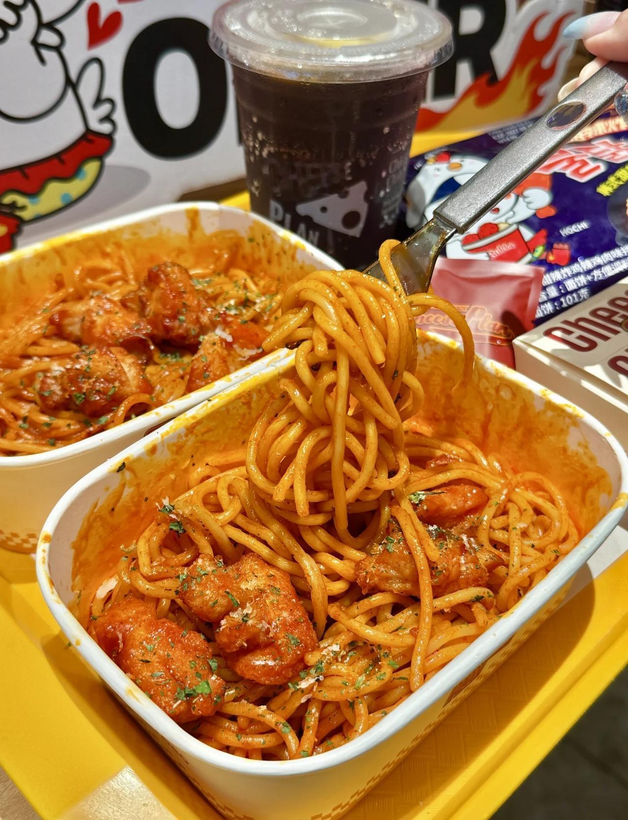 来挑战啦！！火鸡面和炸鸡🍗的邪修吃法。。。
今天在广州：“辣爽啦啦啦！！！”