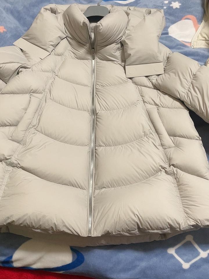 今天一狠心买了一件鹅绒羽绒服，含量是百分之90，充绒量230克，连帽的，下摆是宽