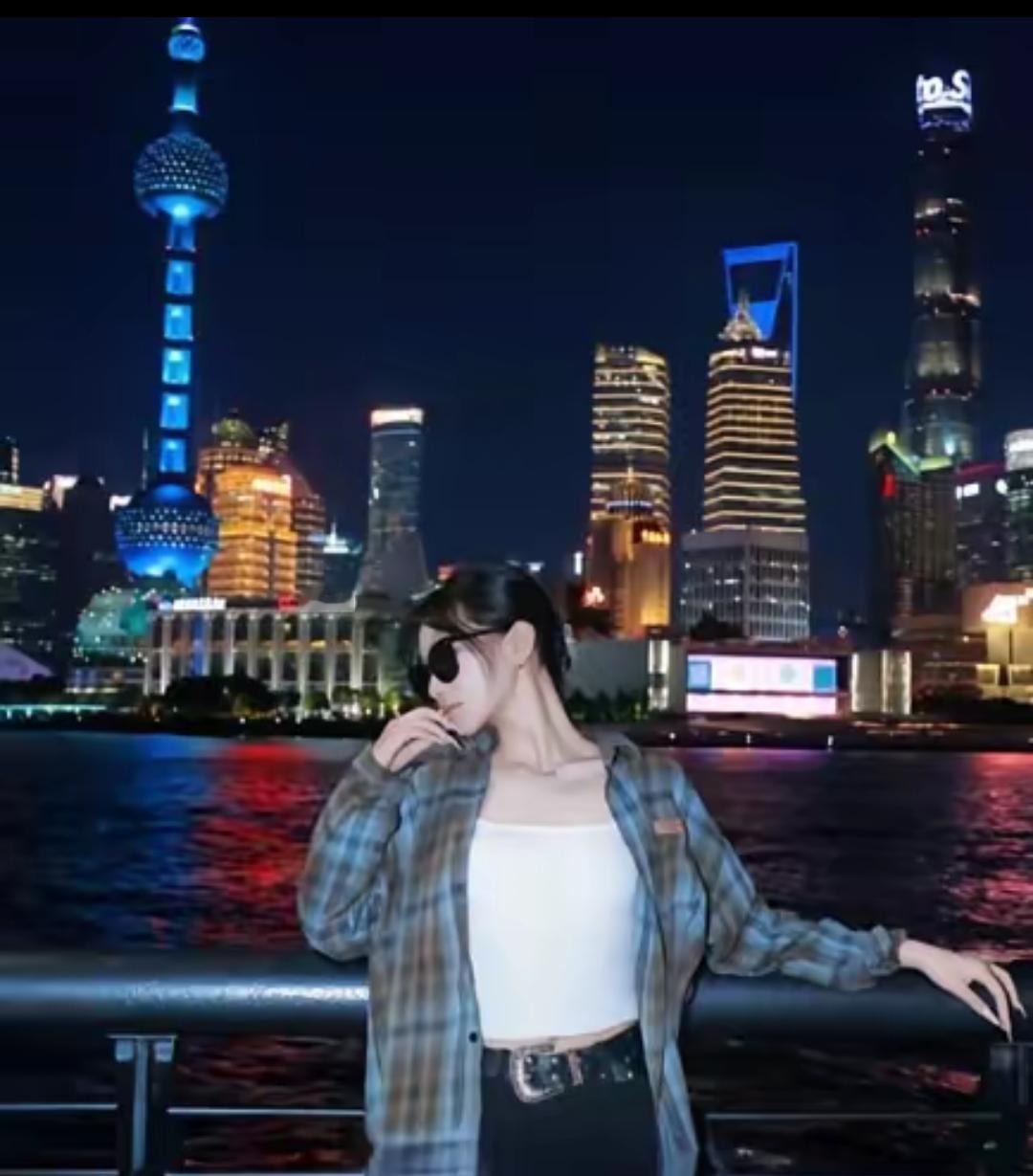 刷到国民党发言人江怡臻的自拍，她跟着郑丽文的团第一次来上海，发了张东方明珠的合影