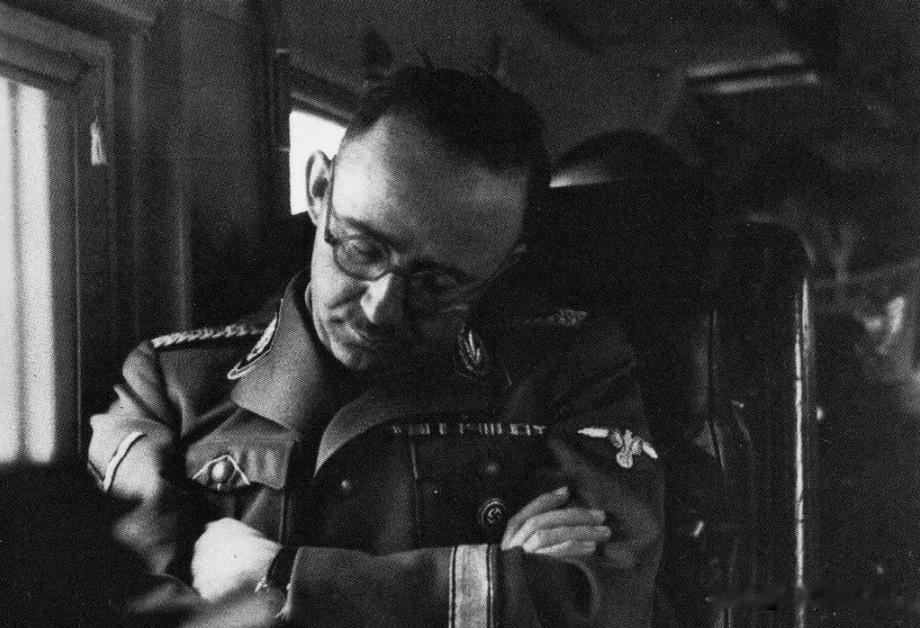 1942 年 7 月，希姆莱参观奥斯维辛后返回慕尼黑 
鸡农他甚至带自己女儿参观