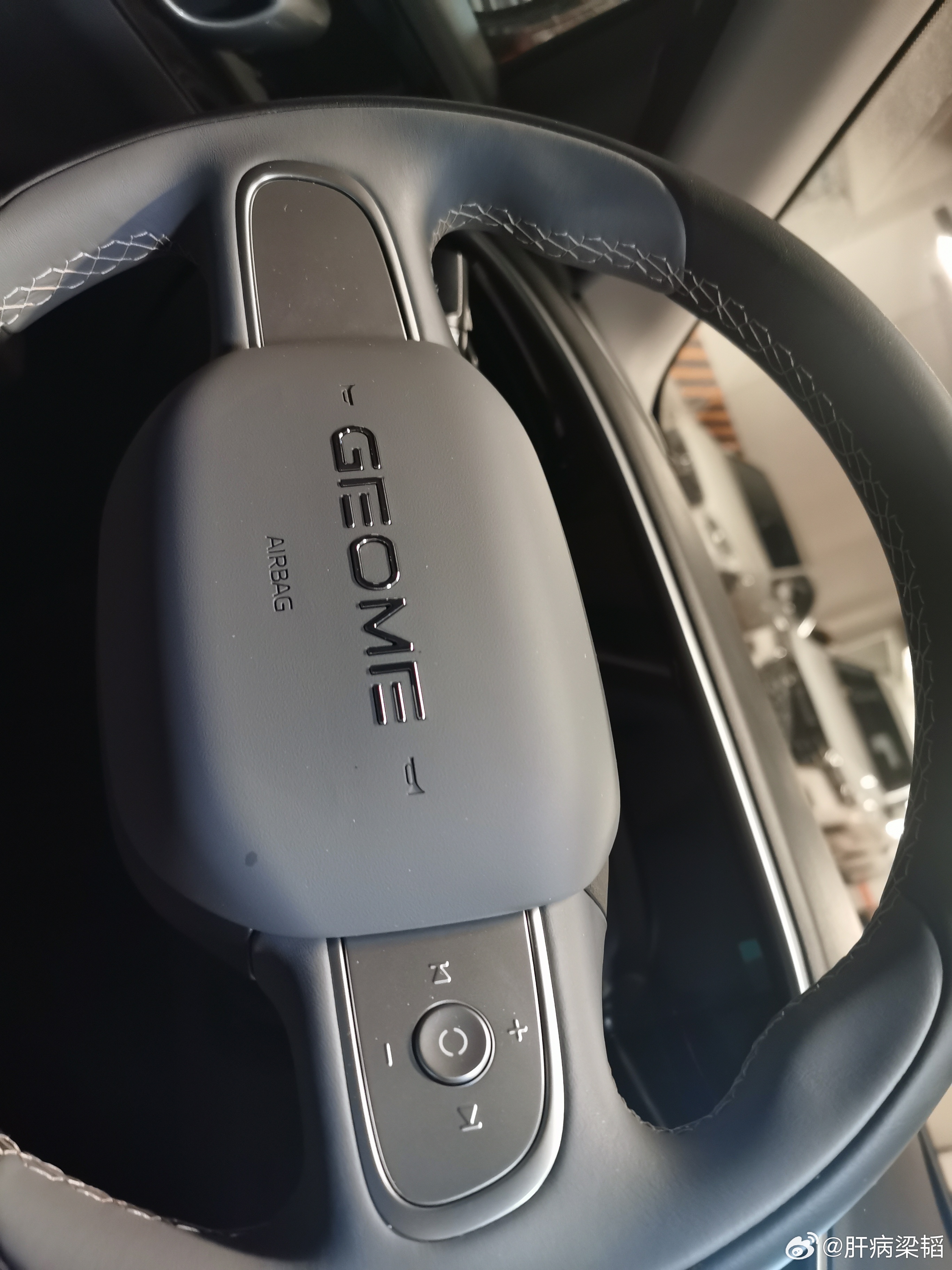 油价飙升加油站变大型停车场油价的确涨了，还好在中东出事之前，配置了一台通行小电车