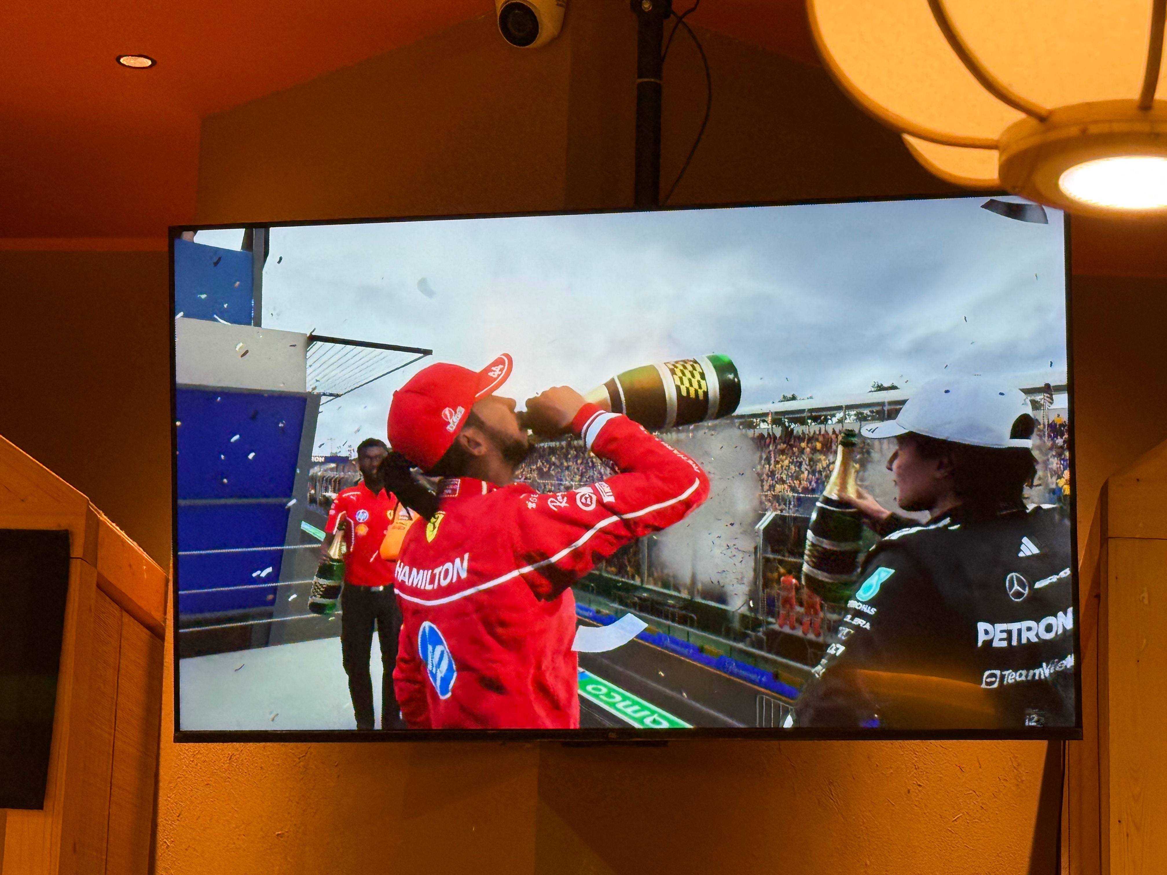F1 离开赛场去吃口饭，店里在放F1游戏视频，汉密尔顿赢了[doge]2025F