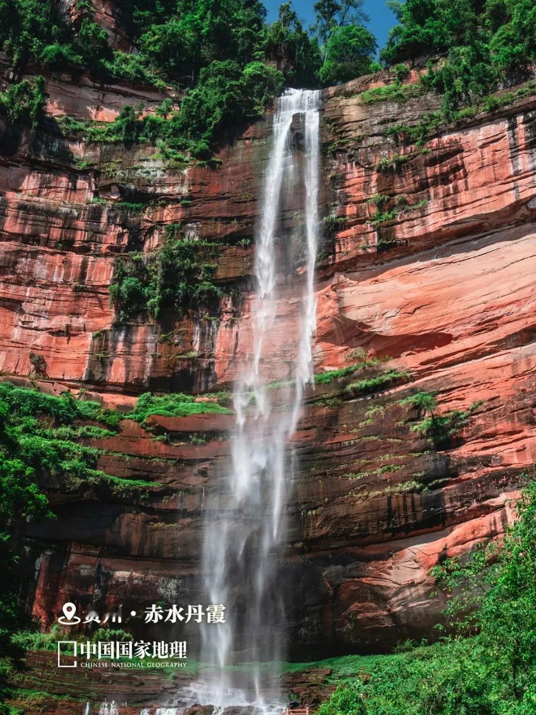 佛光岩景区位于贵州省赤水市元厚镇，距城区44公里，是赤水丹霞世界自然遗产的核心组