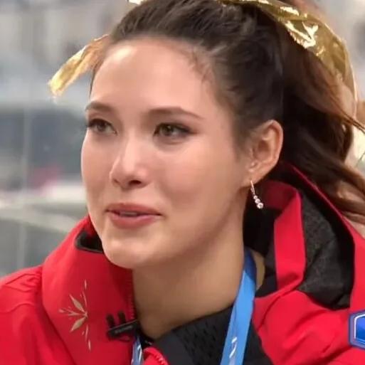 谷爱凌夺冠后痛哭：
那个给你煮鸡蛋、
喊你小名的人，还在吗？

        