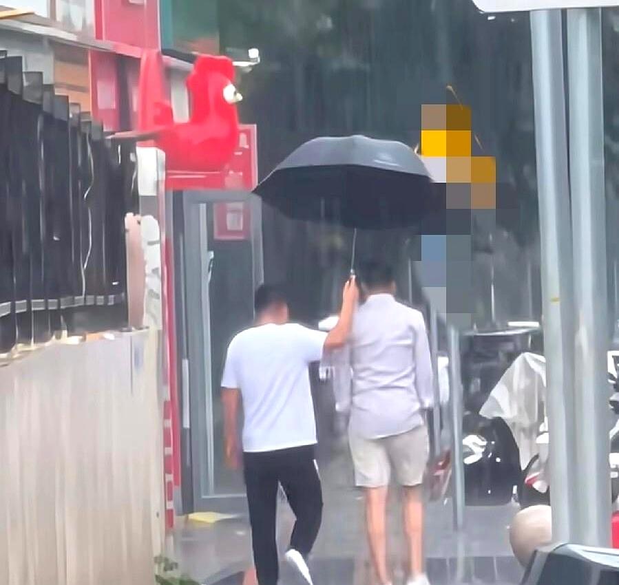 真没见过哪个大老板，下雨天能跟司机挤一把伞搁街上溜达的！
汪小菲这波操作属实有点