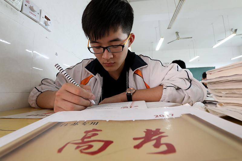 高考报名河南省2027年普通高招报名网上信息采集时间确定。艺术类：2026年10