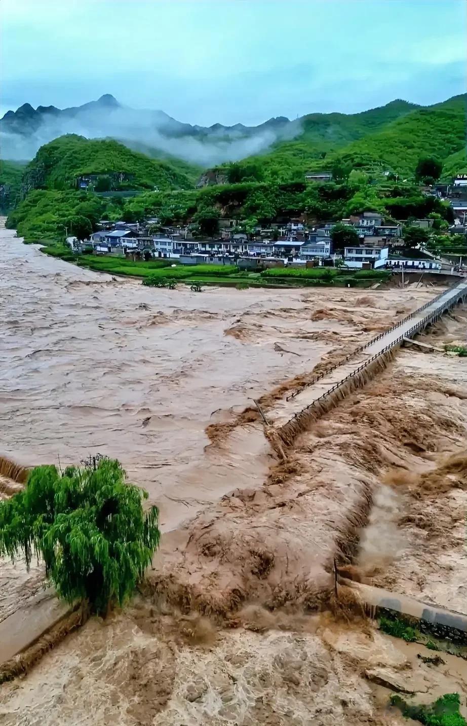 这次暴雨，让我们彻底见识到了大自然的强大力量，人类几十年的共同努力，尽显微不足道
