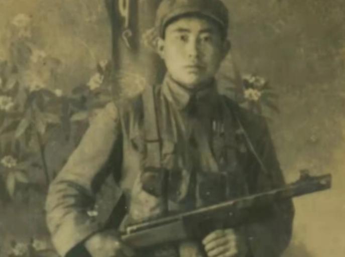 1951年，一名志愿军新兵练习瞄准时，心里痒痒得难受，不自觉地对着美军阵地开了一