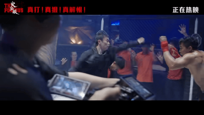 火遮眼谢苗浑身都是劲 动作大片《火遮眼》正在热映，影片匠心打磨硬核打戏。谢苗搭档