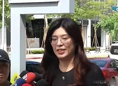 郑丽文赢了，党内却没人真服，她能撑多久？

10月18号晚上七点，国民党主席选出