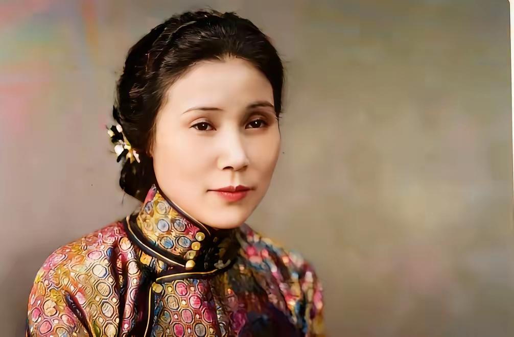 1938年深秋，在广西宜山，抗日名将蒋百里猝然倒下，年仅五十六岁，紧接着，他最亲