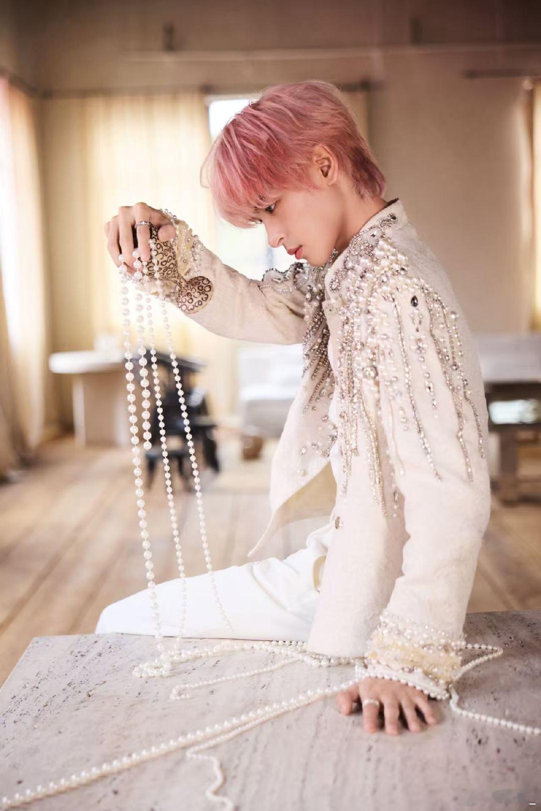 弭金这次生日会又帅出新高度了。舞蹈和声乐也是有努力认真在学习，而且发言特别走心，