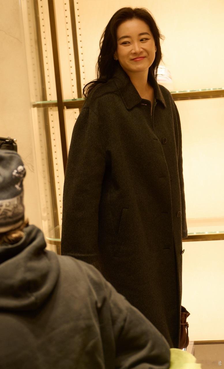 贾玲大导风采 她从容自信地走在时装周的T台上，每一套服装都展现了她的个人风格，智