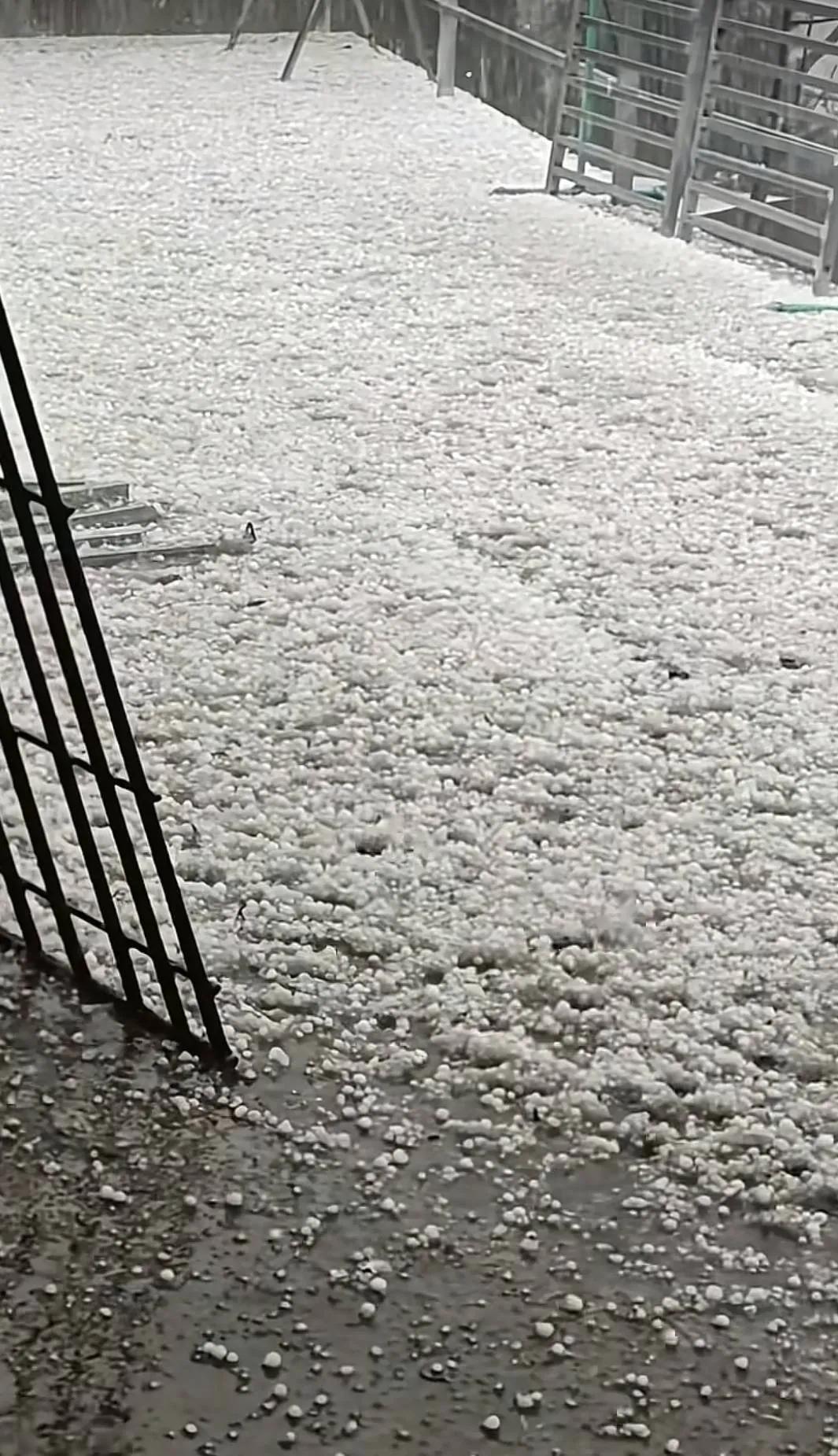 户外遇到冰雹，及时寻找安全稳固的地方，不然会砸伤身体，小则出现淤青，大则造成生命