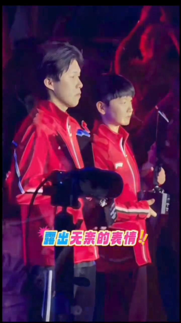 王皓第一时间送上安慰："没事没事"。
这一幕太暖心了！