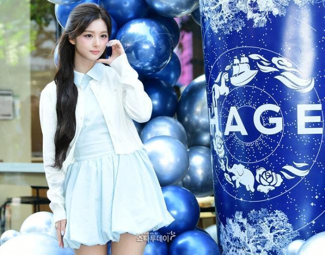 今天出席霸王茶姬开业活动的NMIXX雪允，清新又甜美