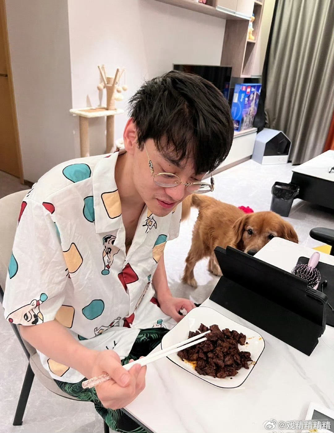 田栩宁粉丝在主持人下面哭咱也不知道玉米喜欢他什么，喜欢他呆在网盘里吗？ 