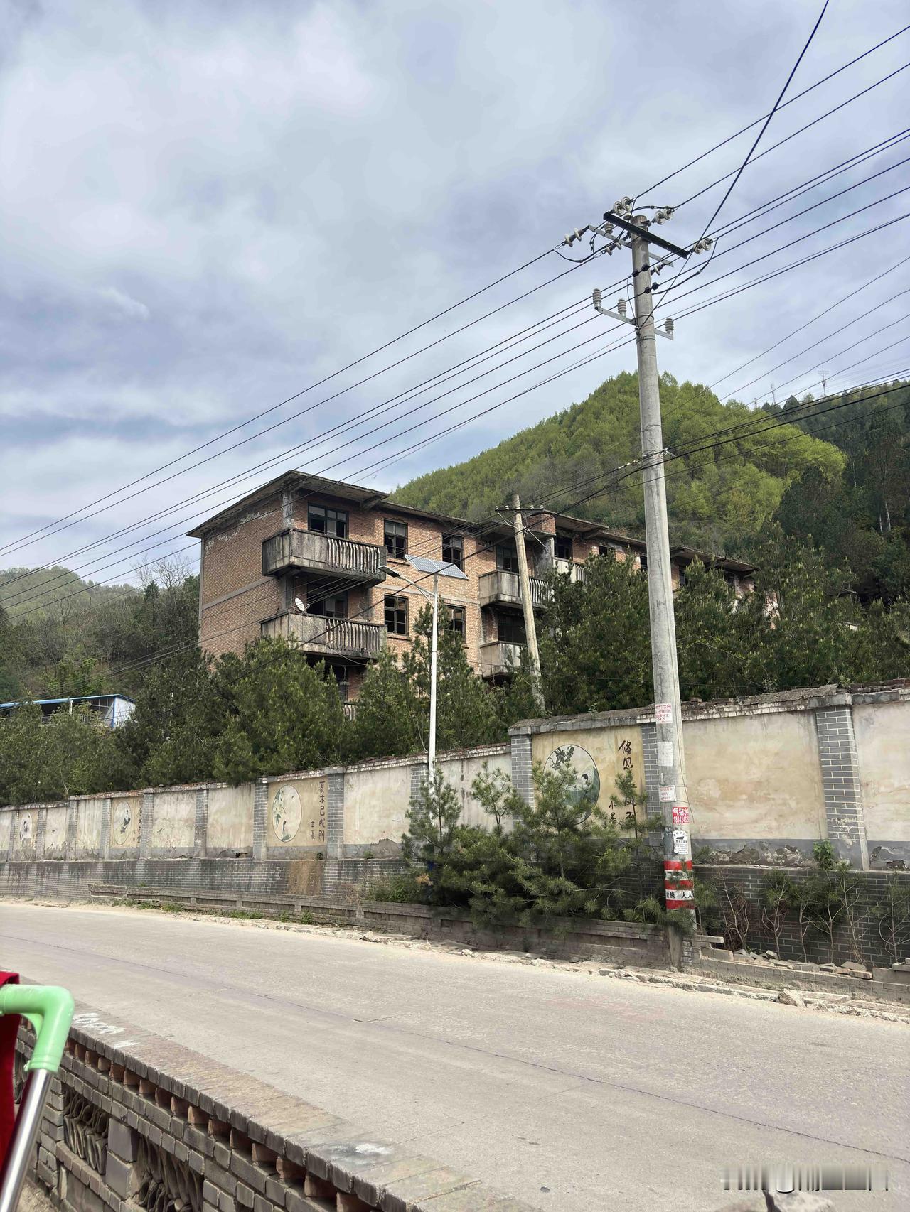 蓝田向阳公司14号生活住宅楼，已经荒废多年了，曾经这里是激情燃烧的年代，80年代