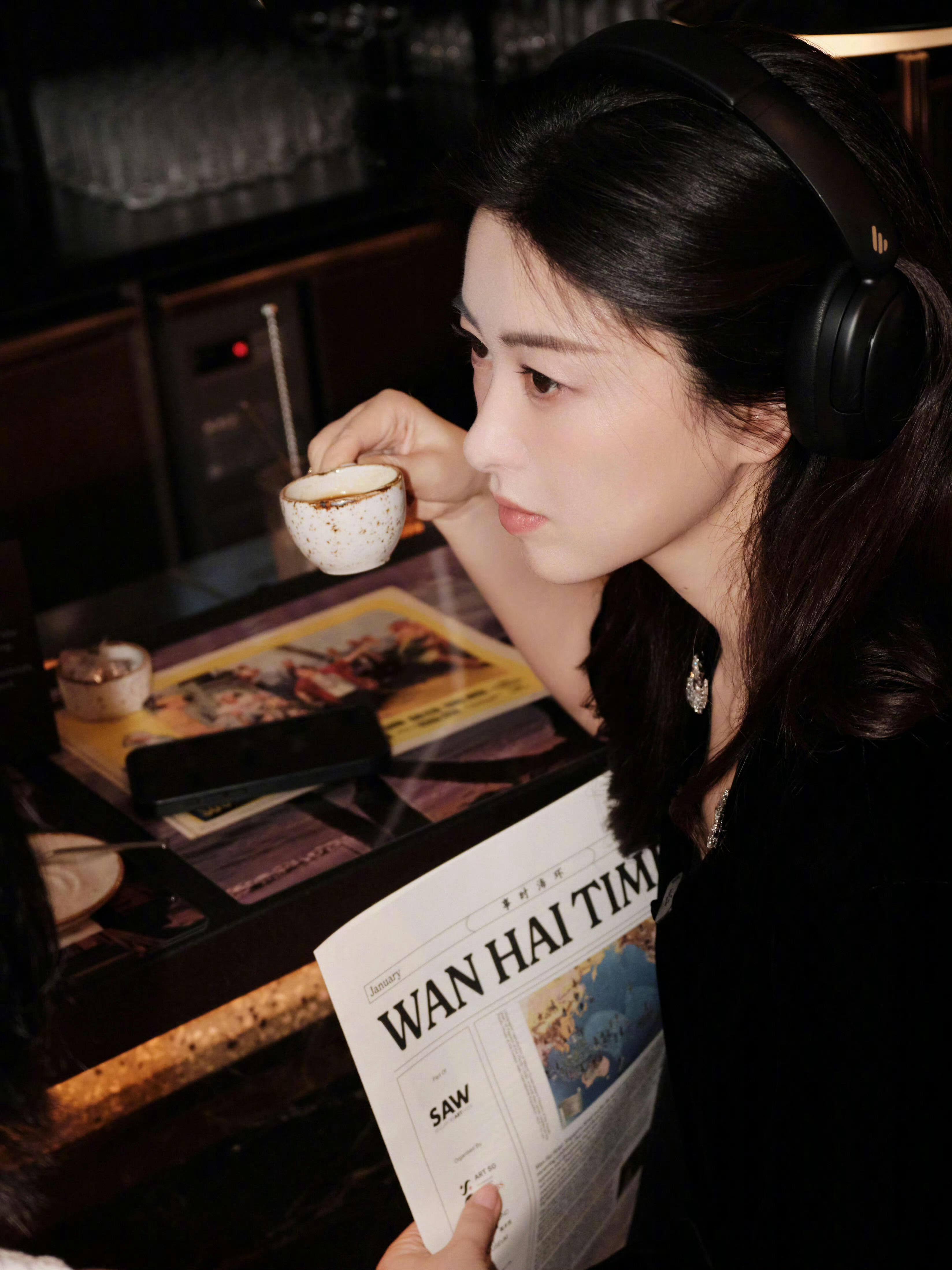 朱珠看展vs我看朱珠 松弛随性又高智老钱感拉满，朱珠新加坡看展好多人偶遇啊 