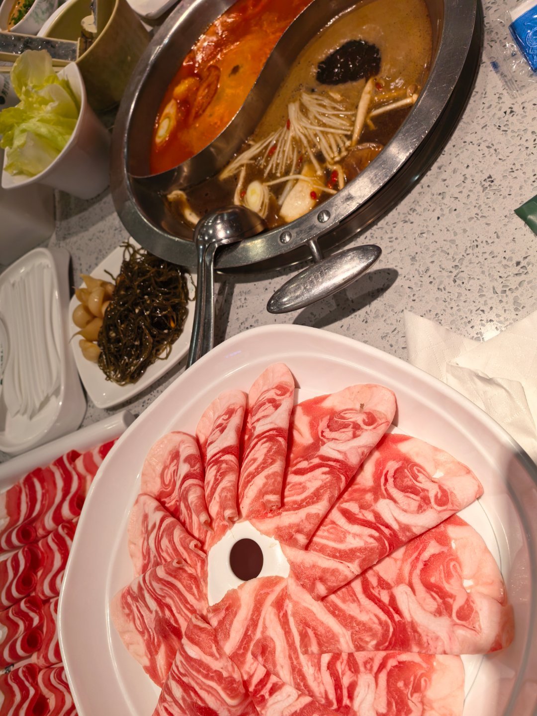 和好邻居出来逛一逛，心情都好啦，还看到了美丽的花花