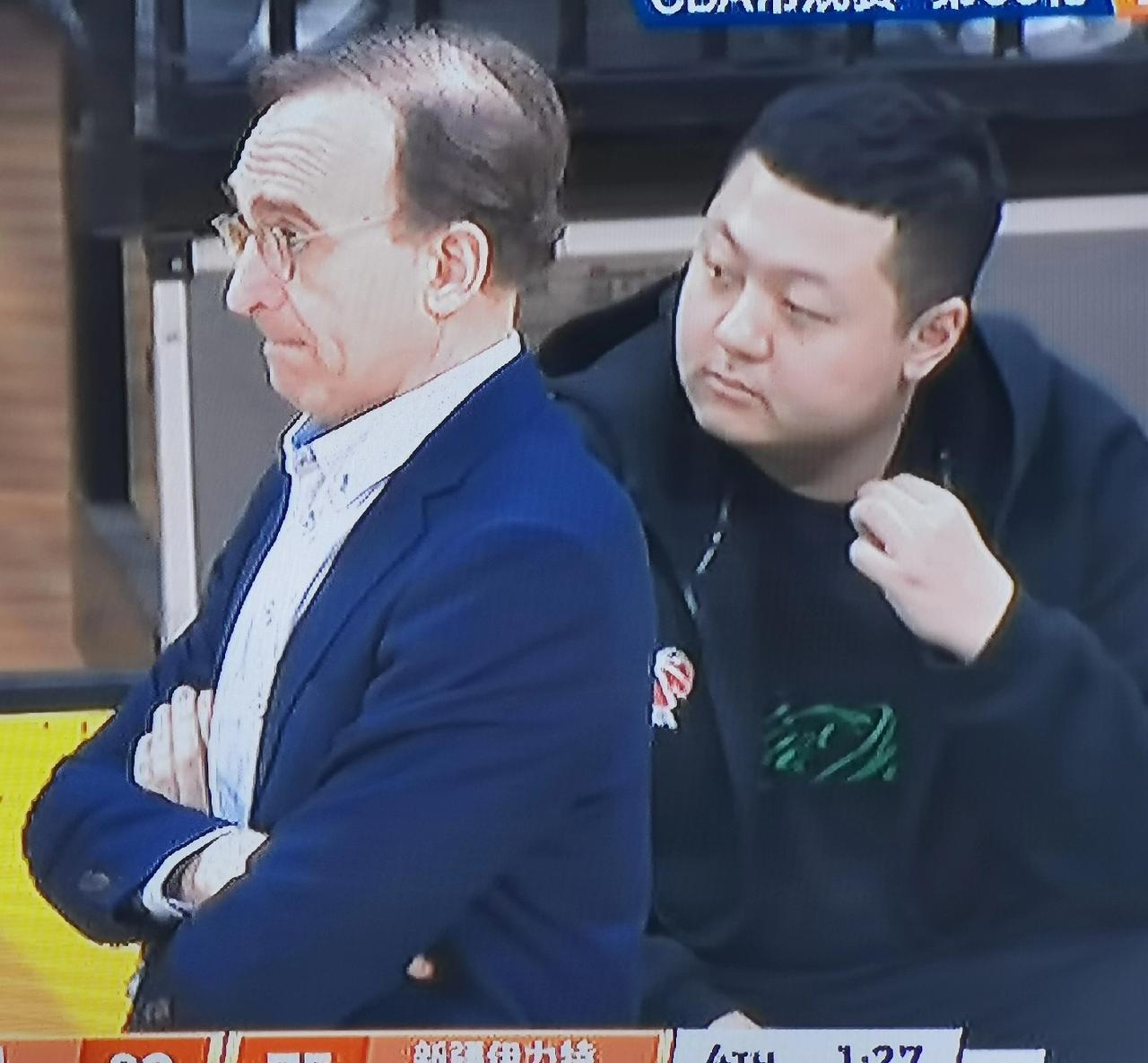 俱乐部谈话确定留队，没有离队压力的哈维今晚三分球真硬。 
辽宁队战新疆队第三节七