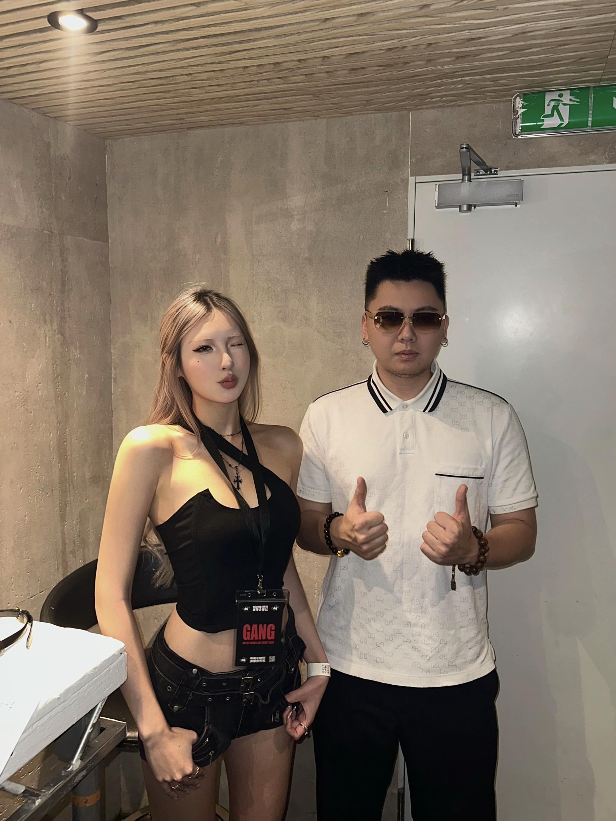 在伦敦的别墅听揽佬唱k