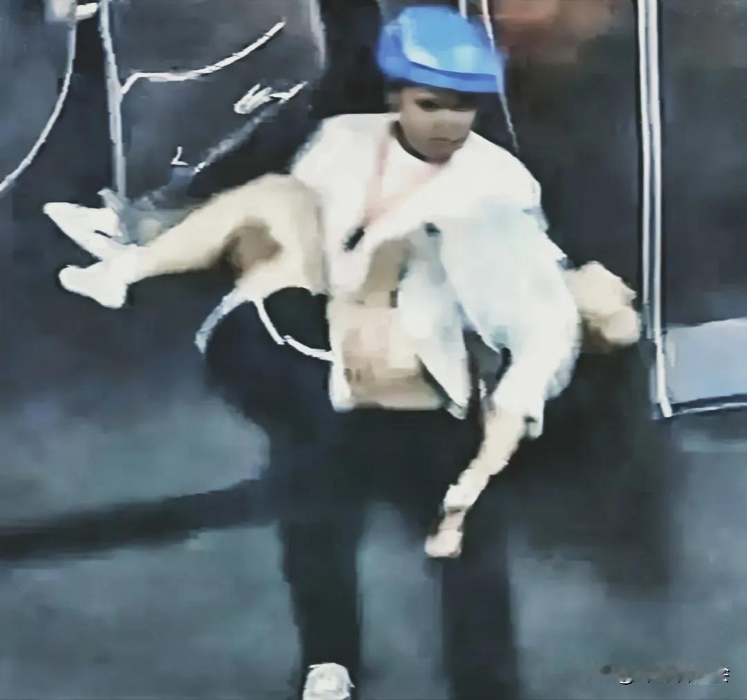 救命啊！你们敢信吗
就是有个外卖小哥晚上跑去炸鸡店拿单子  
结果刚到店里那个老