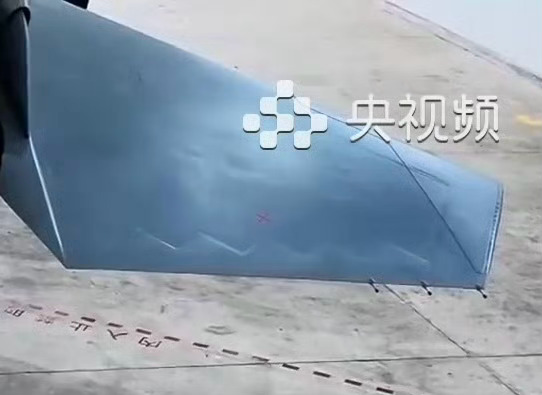 以教具身份继续发挥余热的J-16原型机可以看到平尾有缘带有锯齿，可能是早期方案中