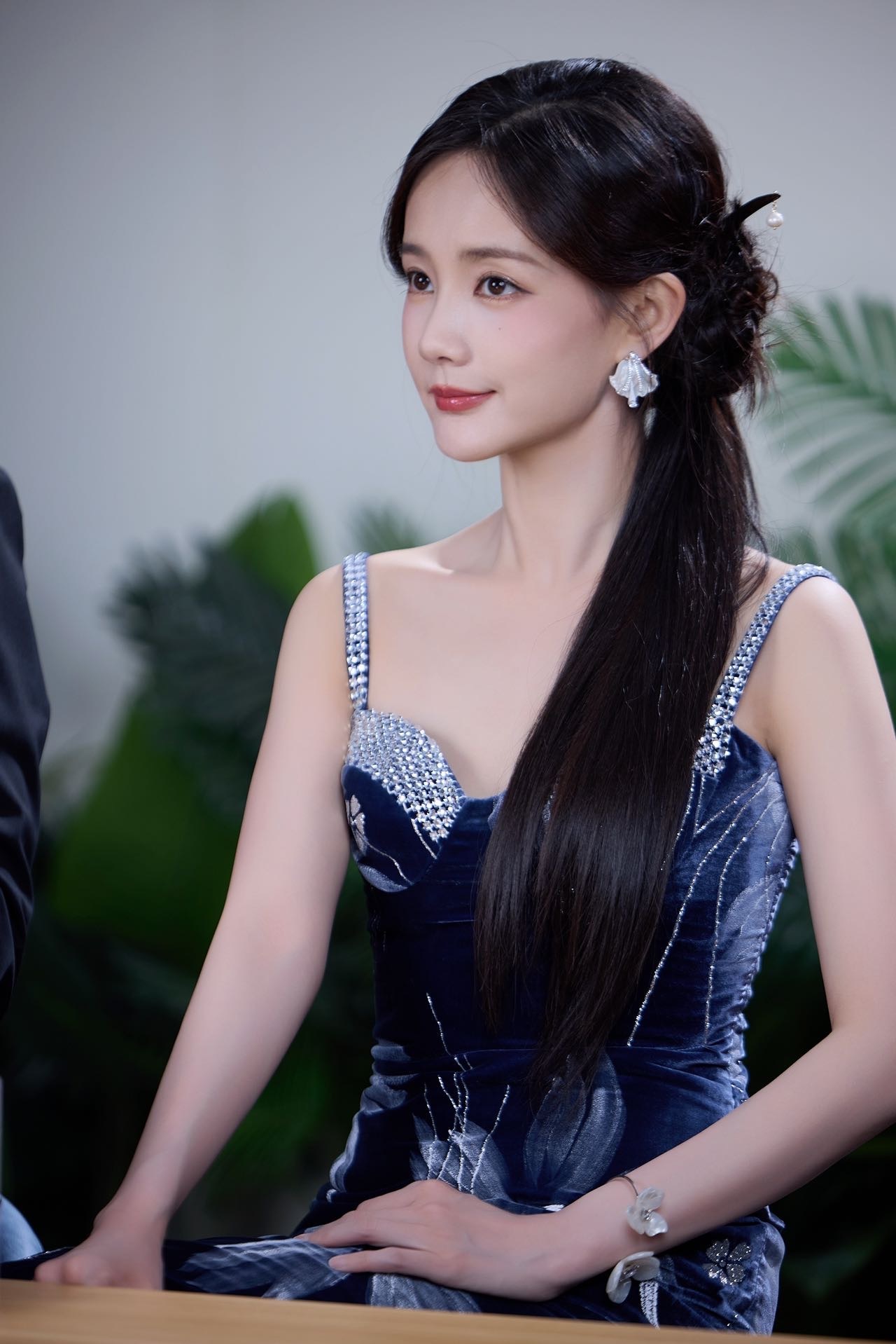 #美颜滤镜粉碎机下的李一桐#🦋#李一桐暗夜繁花丝绒旗袍# 桐姐的免检美貌生图一