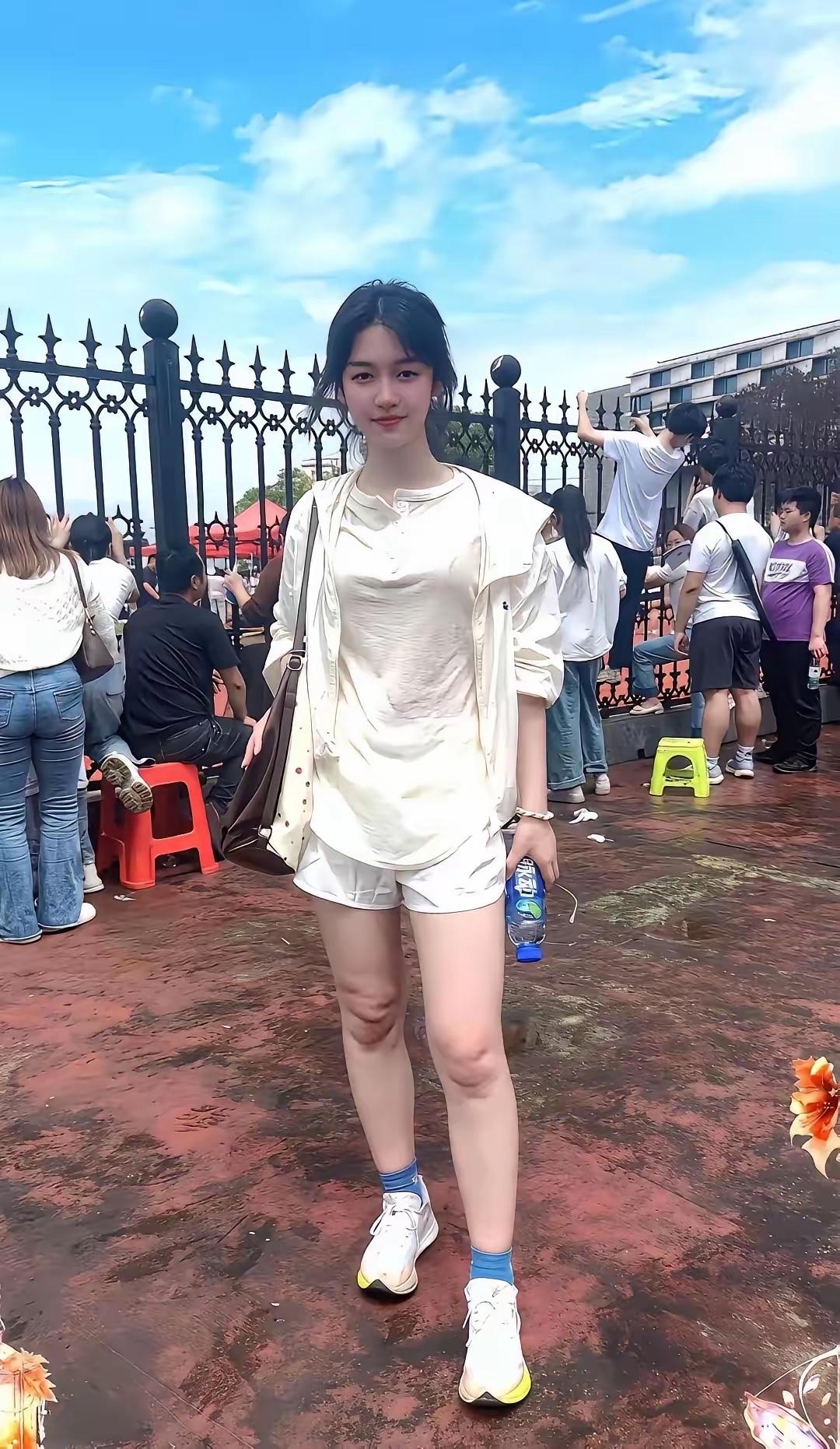 一副单纯懵懂的样子，一看就是个黄花大闺女。