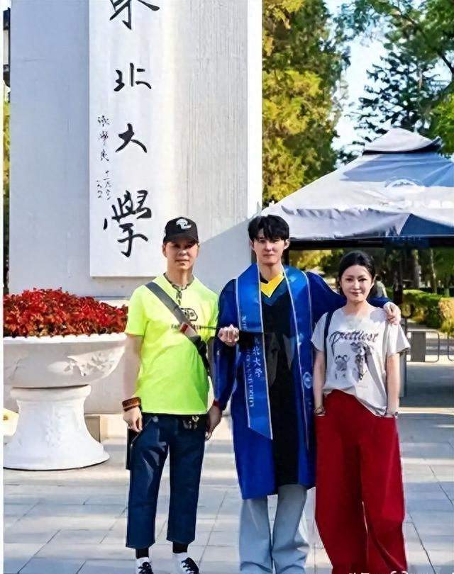 王小虎夫妇低调育人，儿子考上 985 硕士，不追流量只重学识