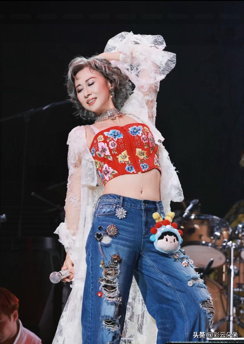 64岁叶倩文状态刷屏，终于明白冻龄拼的从来不是天赋

刷到64岁叶倩文利落舒展的