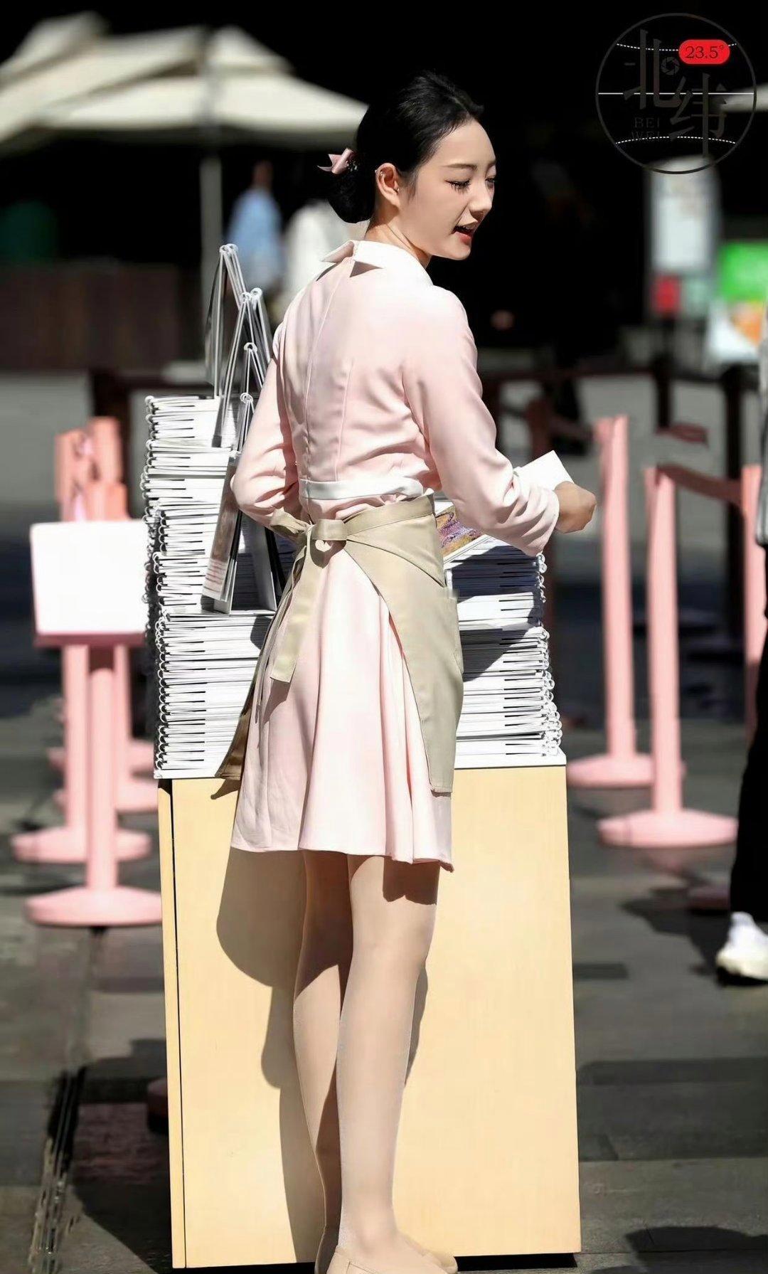 好利来的员工，很像空姐。 