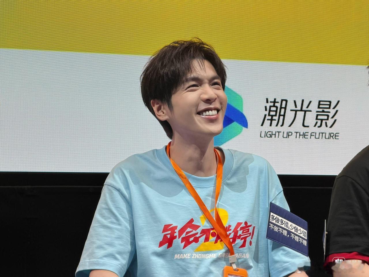 张若昀带伤收官年会2路演 vlog里看着张若昀忍着脚伤，一场接一场地跑路演，这份