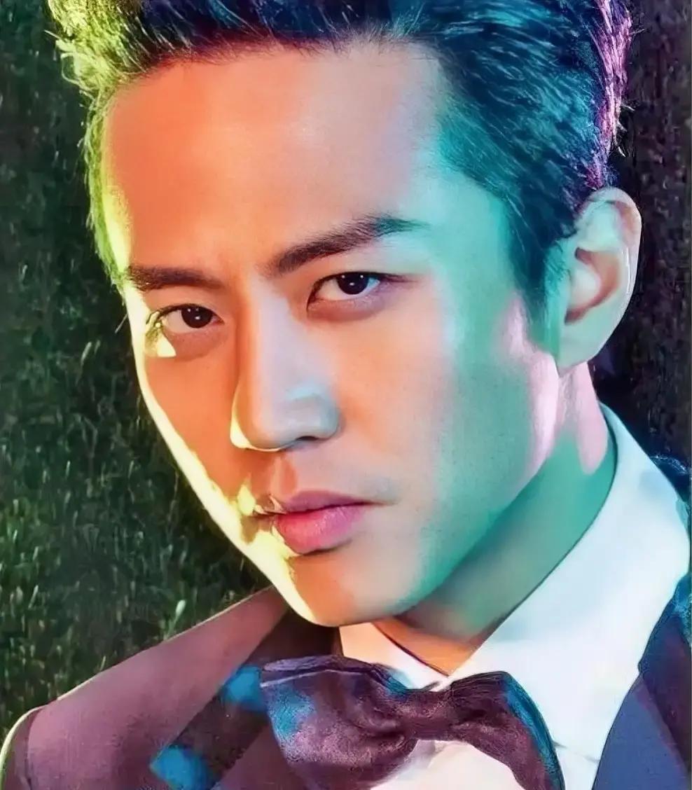 邓超劈叉炸场，7.8亿人在线求开唱
 
昨晚江苏卫视跨年，邓超一抬腿劈叉，热搜直