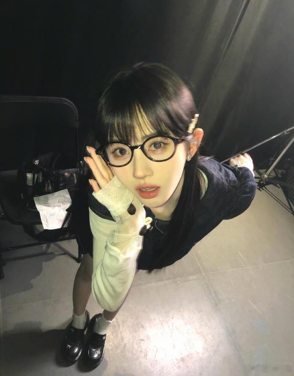 鞠婧祎 jjy鞠婧祎苏绿夏 夏天有晚来迟暮的霞光  正如晚来的你皆是笑意，去吹吹
